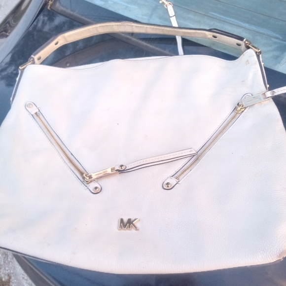 Michael Kors Handbags - Authentic Michael kors purse